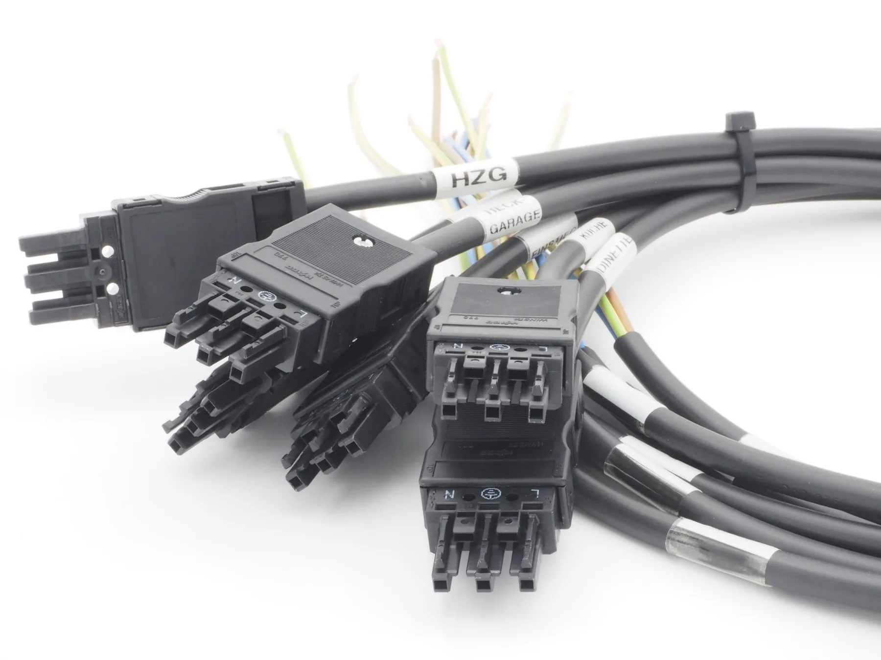 Connection cables with installation connectors, labelled