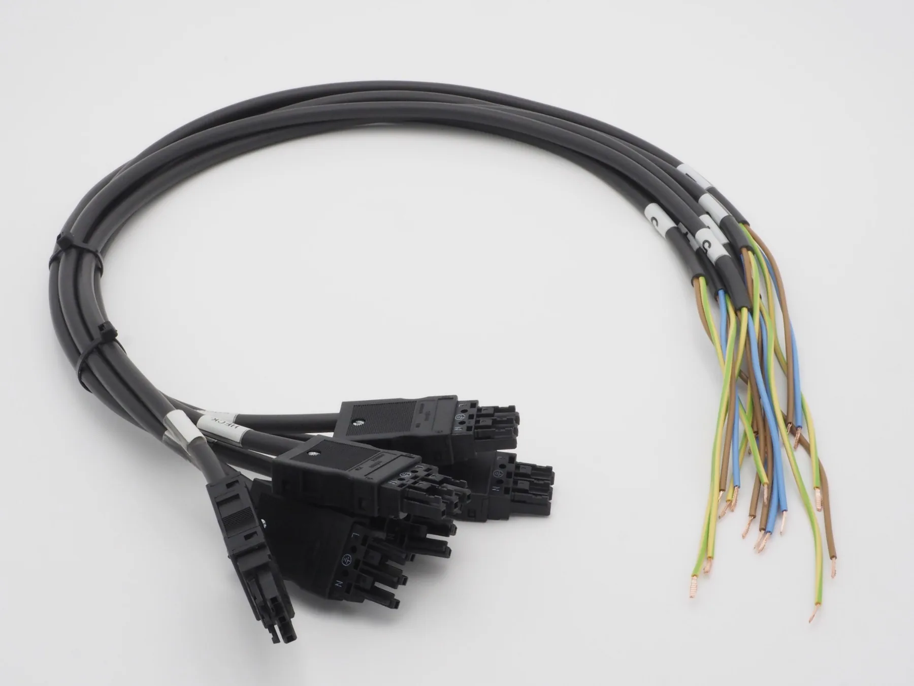 Connection cables with installation connectors