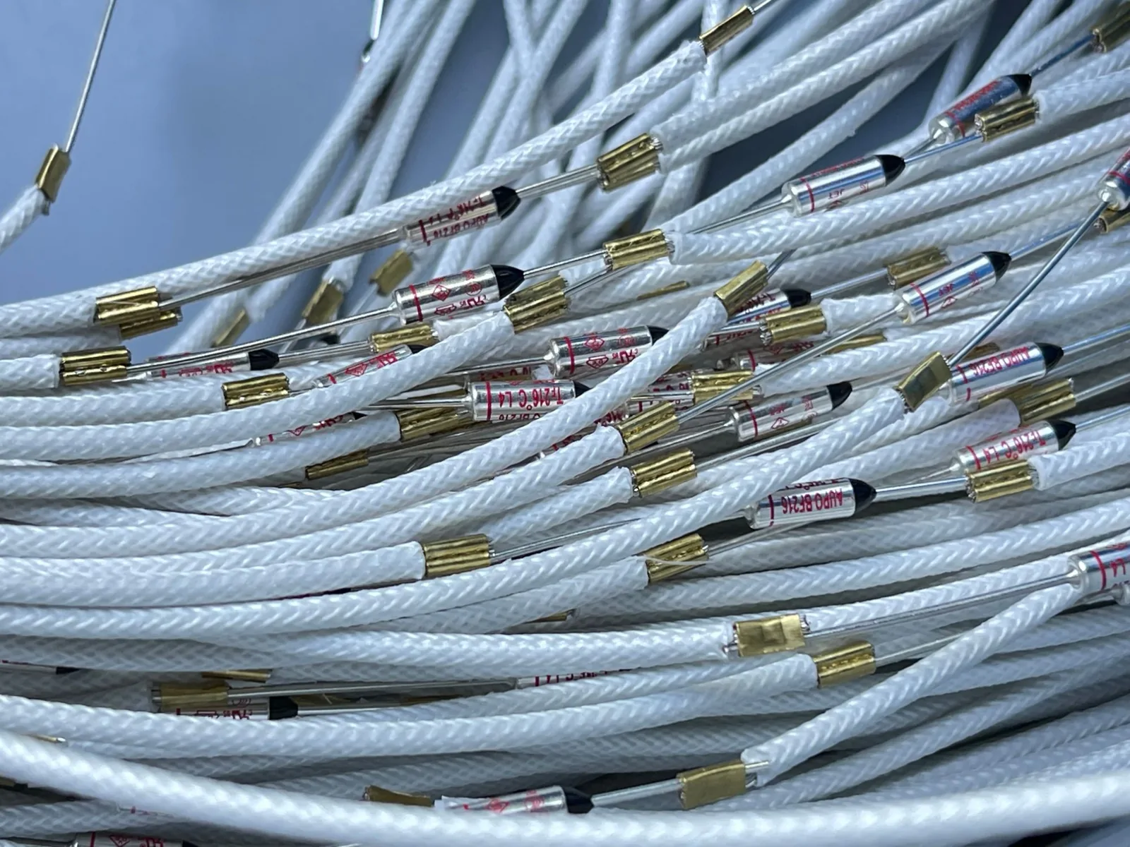 Cables with thermal fuses, crimped